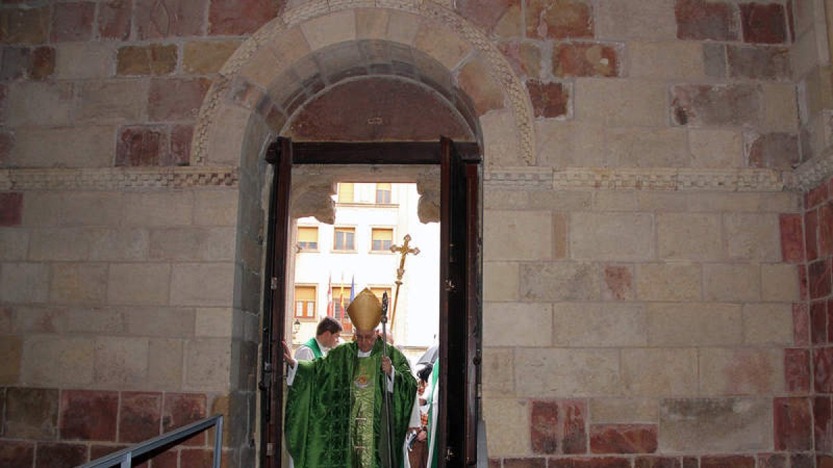Julián López abre la Puerta del Perdón en el acto celebrado ayer