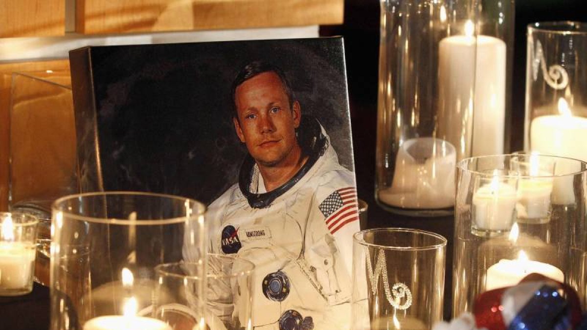 Un retrato del astronauta junto a unas velas en el memorial en su recuerdo.