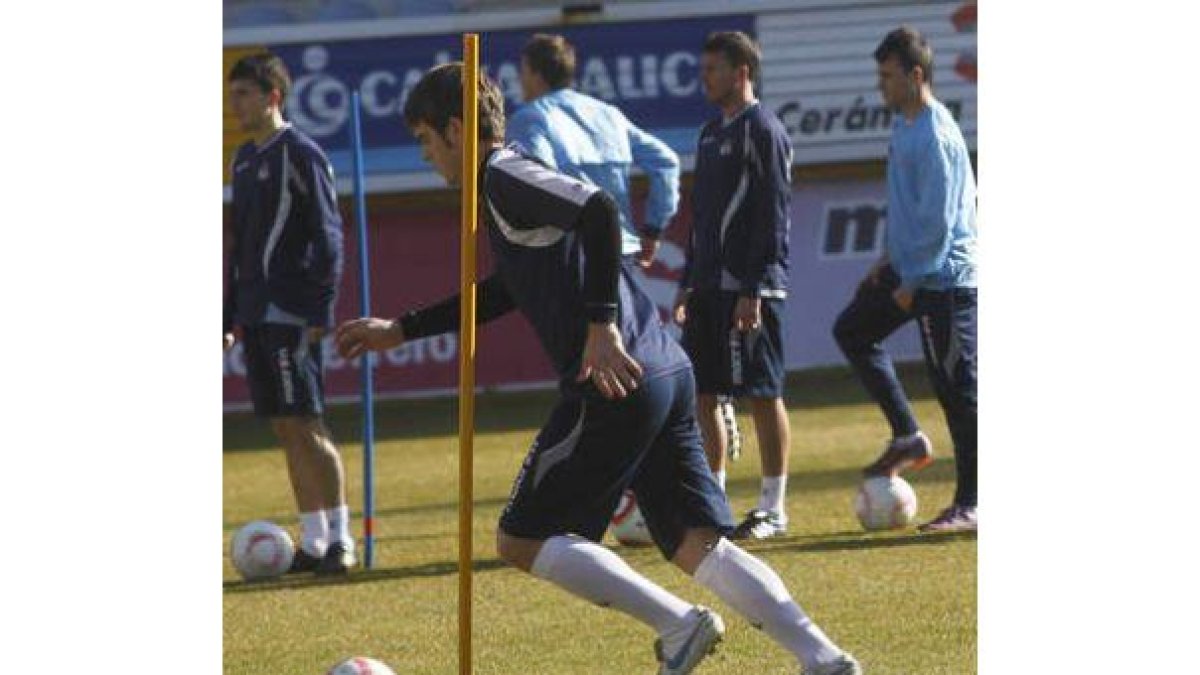 La plantilla de la Cultural juega mañana un partido vital.