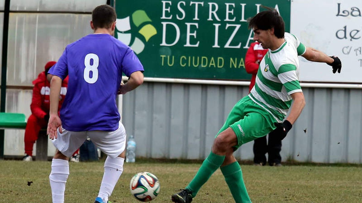 Perona, a la derecha, será baja esta tarde en La Virgen para medirse al Villamuriel. MARCIANO PÉREZ