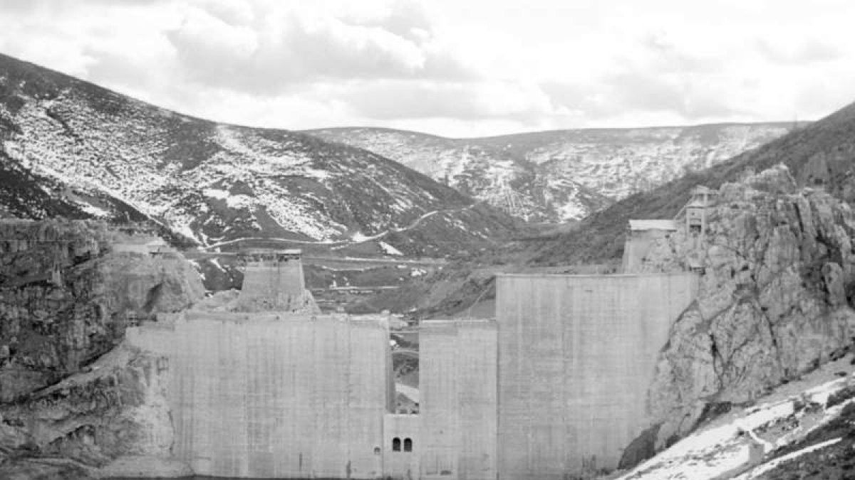 El muro del embalse, durante su construcción.