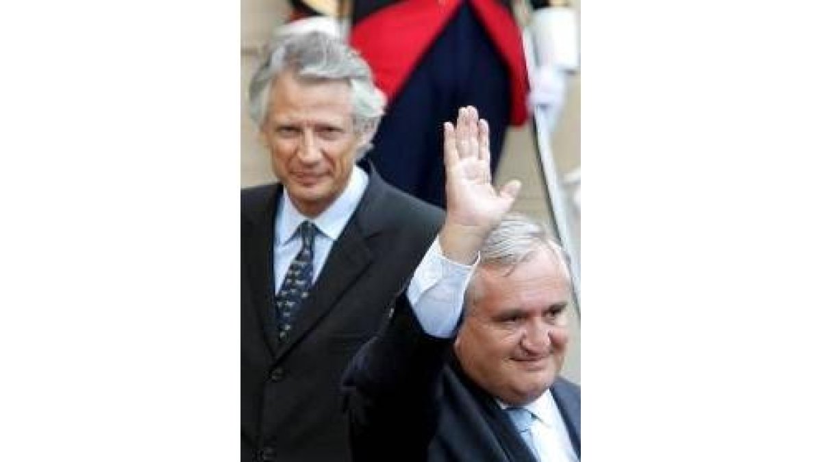 Villepin y Raffarin en la puerta del palacio de Mantignon