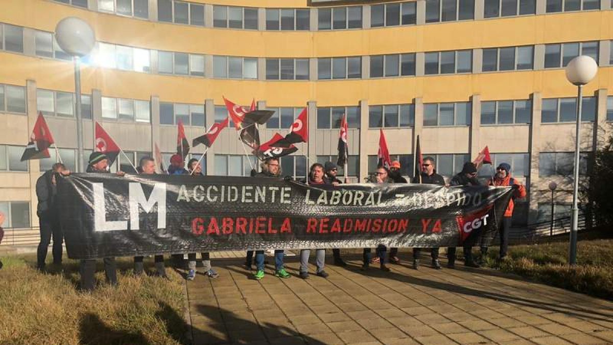 CGT se concentró en apoyo a una despedida. El caso va al juzgado. DL
