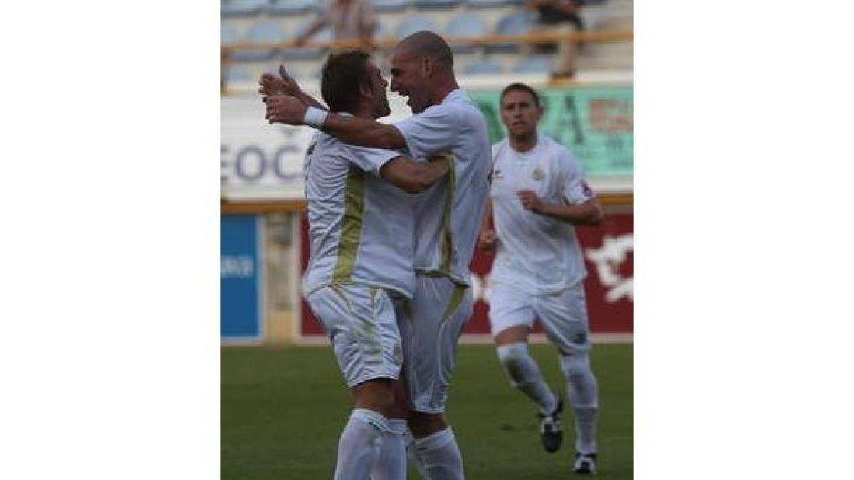 Yahvé, izquierda, abraza al goleador culturalista Jito.