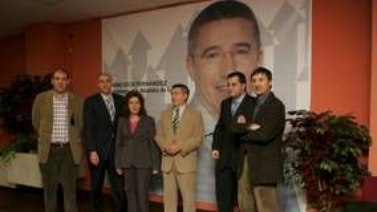 Francisco Fernández, en el centro, junto a varios miembros de su lista