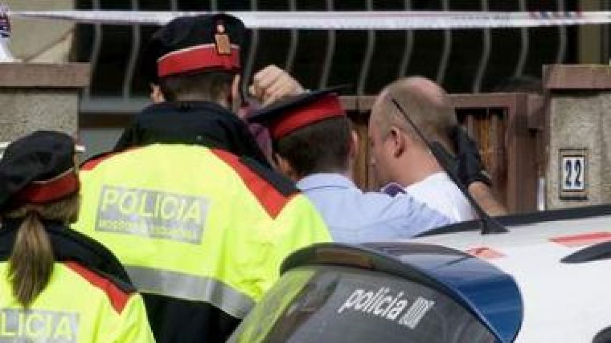 La policía autonómica traslada al presunto autor del crimen, David Pierre.