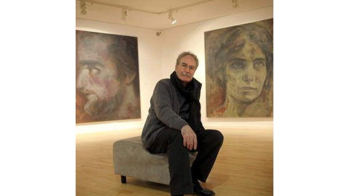 El pintor Teo Puebla en su exposición