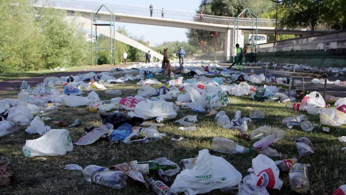 Paisaje después de un 'botellón' en la capital leonesa.