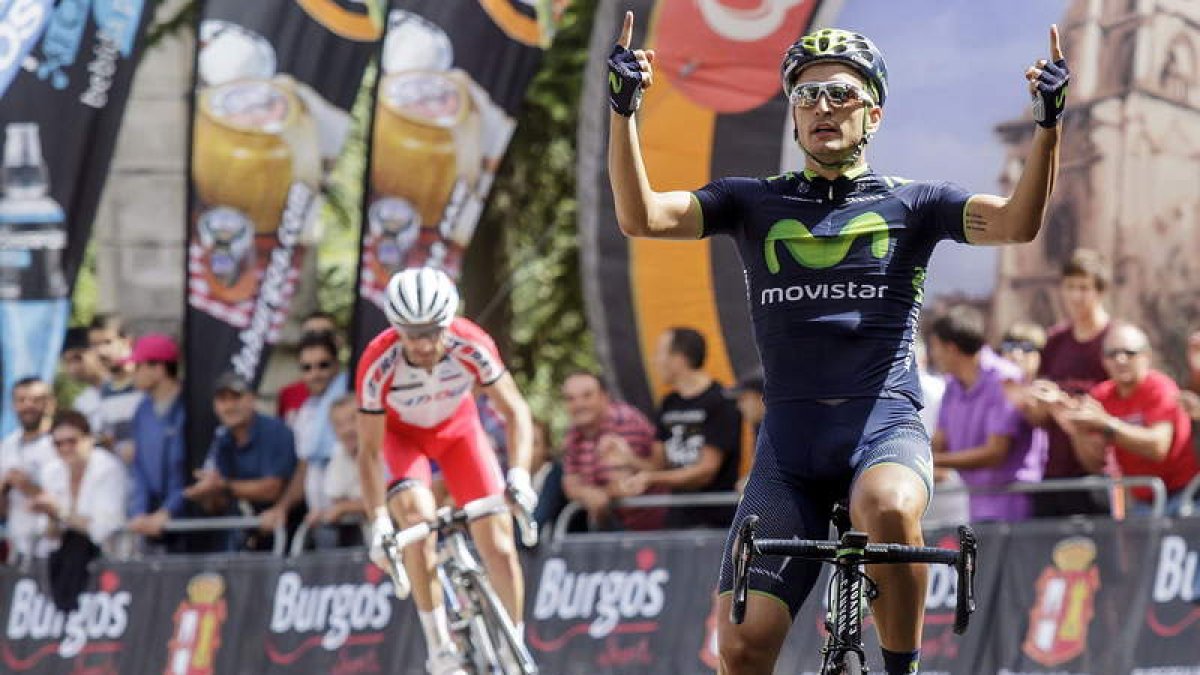 Lobato celebra su victoria en la primera etapa de la vuelta.