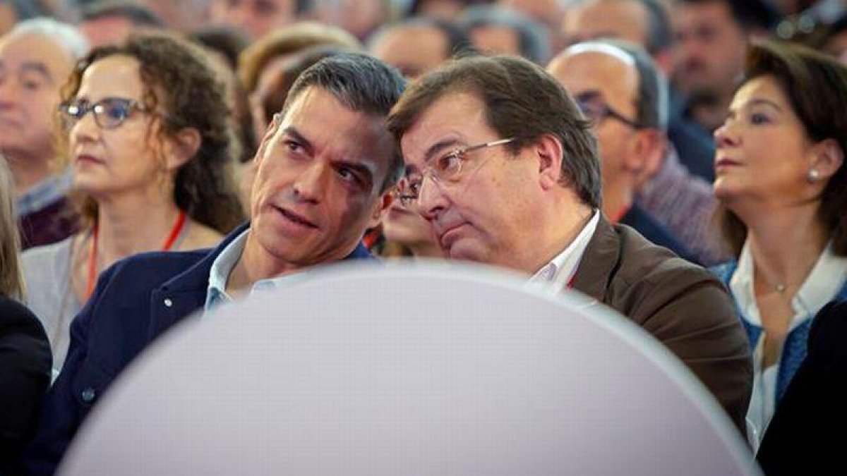 Pedro Sánchezc, junto al secretario general del PSOE de Extremadura, Guillermo Fernández Vara, este domingo.