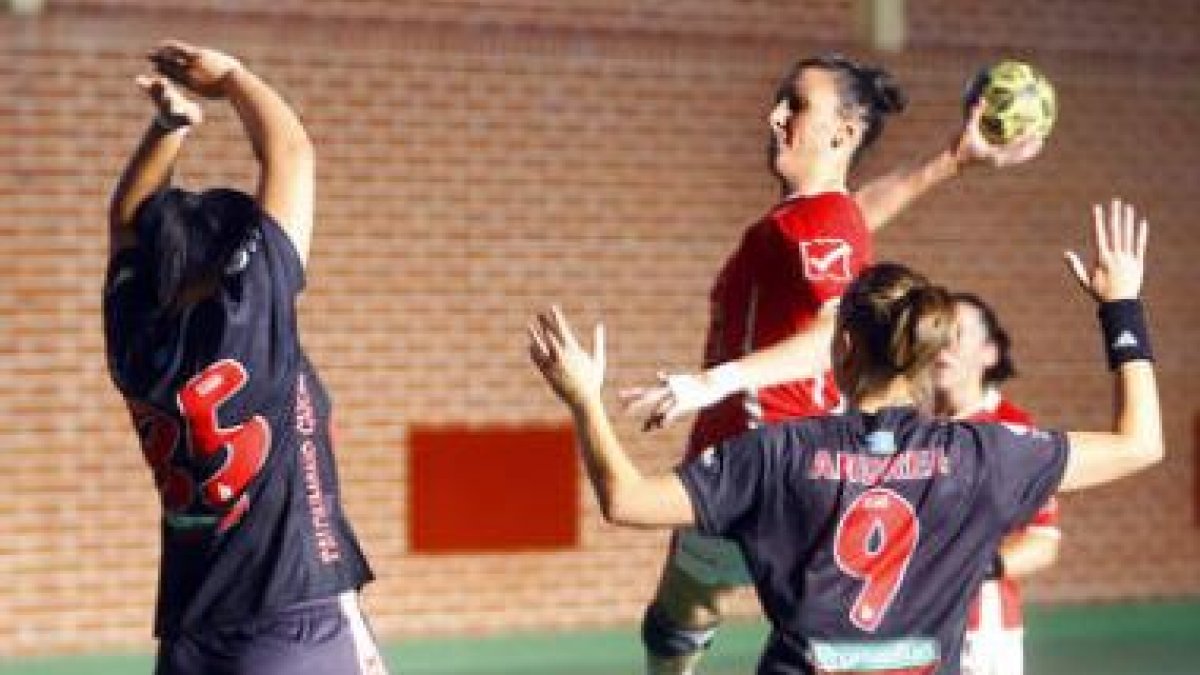El Cleba supera en una acción a la defensa del Feve Gijón.