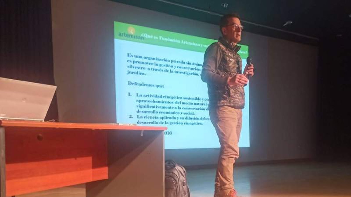 Luis Fernando durante la ponencia en la Casa de Cultura. ARAUJO