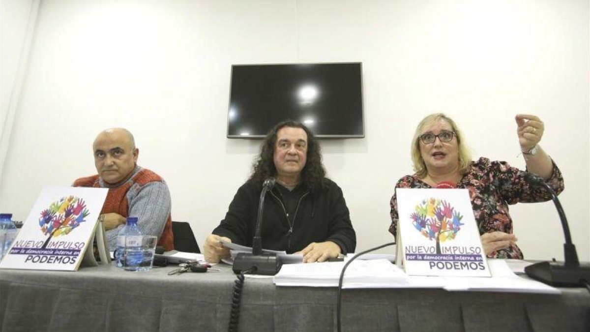 Rueda de prensa del colectivo Nuevo Impulso vinculado a Podemos que presenta la demanda de impugnacion de las primarias estatales de Podemos.  Koldo Imanol Martin, procurador de la Junta General de Alava, Fernando Barredo de Valenzuela, consejero ciudadan