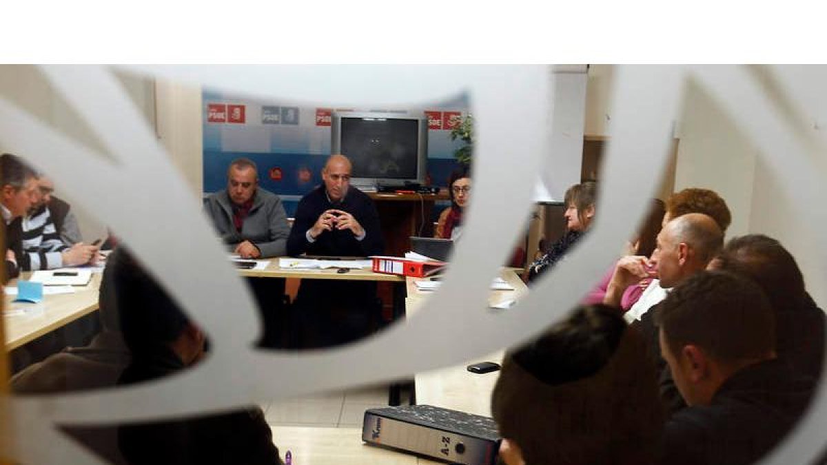 Un momento de la reunión de la comisión ejecutiva de la agrupación socialista de León, en la tarde de ayer.