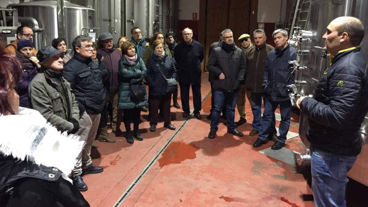 Rafael Alonso fue el encargado de guiar a los visitantes por las instalaciones de la bodega. DL