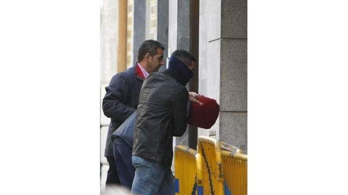 El somalí Abdu Willy, en el traslado a la Fiscalía de Menores.