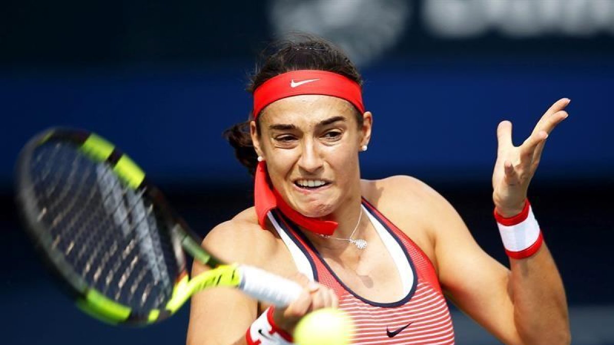La tenista francesa Caroline Garcia devuelve la bola a la española Carla Suárez Navarro durante un partido de la segunda ronda del torneo de tenis de Dubái (Emiratos Árabes Unidos)