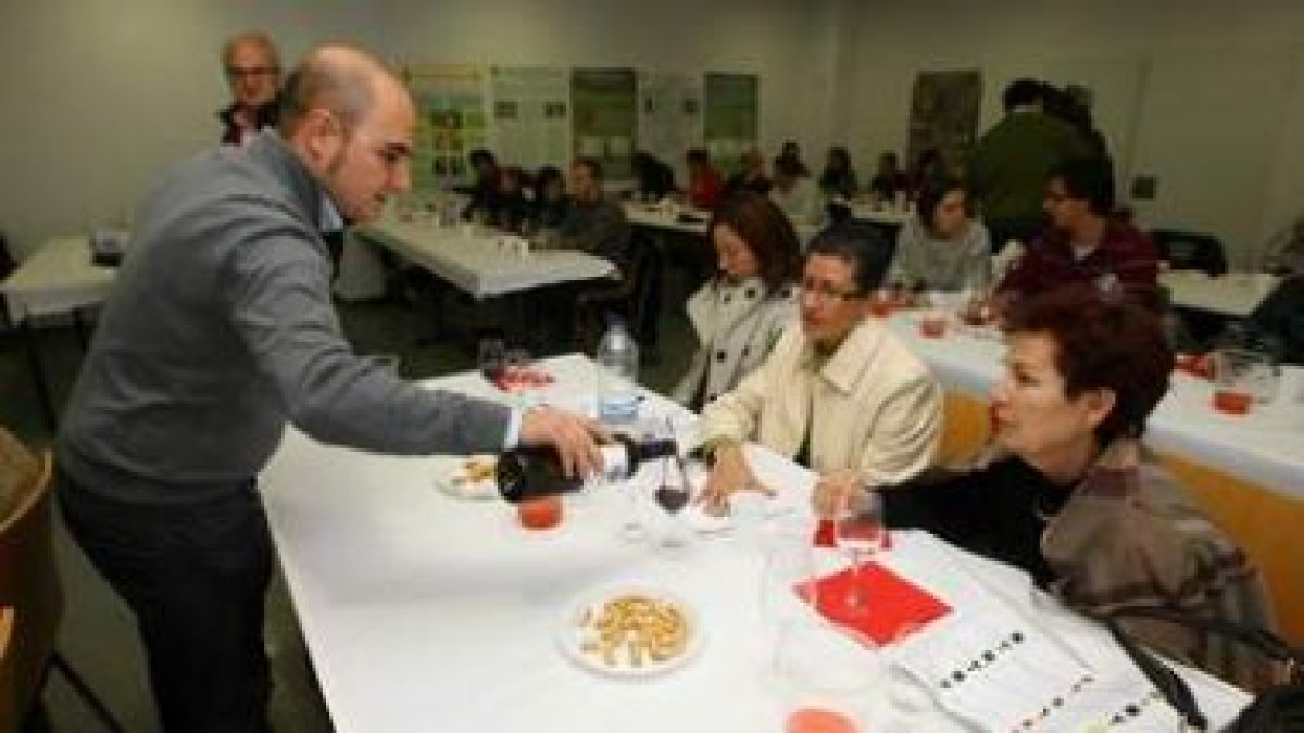 Jesús Ángel Velado, de Gordonzello, sirve uno de sus vinos a los participantes en la cata organizada