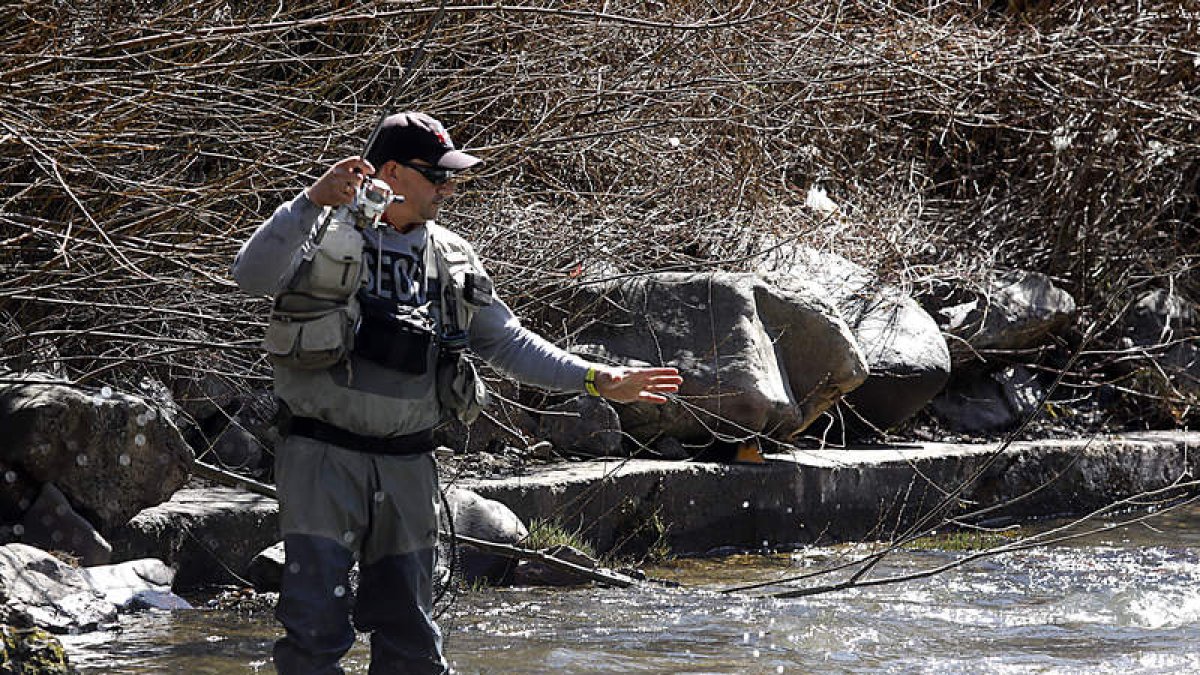 Un pescador leonés en una de sus habilidades en el río en la pasada temporada truchera. MARCIANO PÉREZ