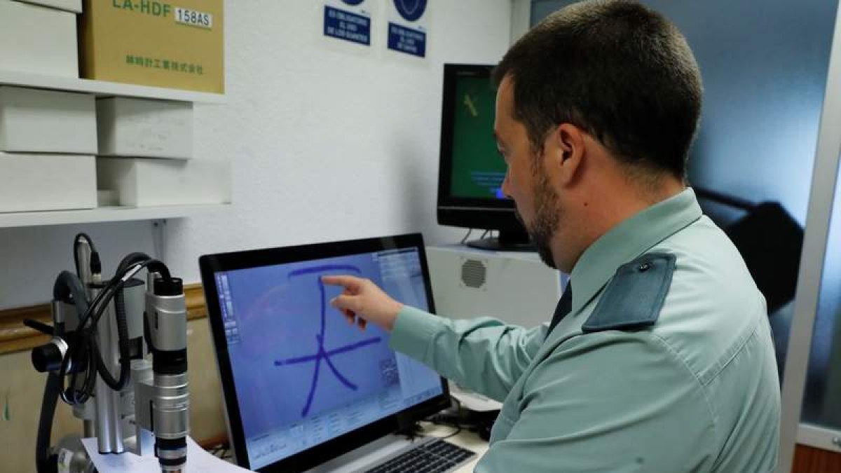 El laboratorio de Grafística de la Guardia Civil es un «referente» en Europa. JUAN CARLOS HIDALGO