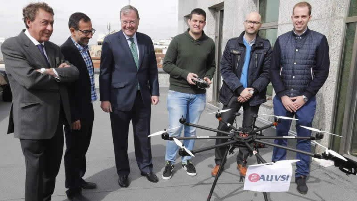 García-Prieto y Antonio Silván junto a Alfredo Labarta, David Llamazares, Héctor Aláiz y Efrén Alonso, integrantes del equipo impulsor de la sede leonesa de Auvsi, la mayor organización mundial de drones y robótica.