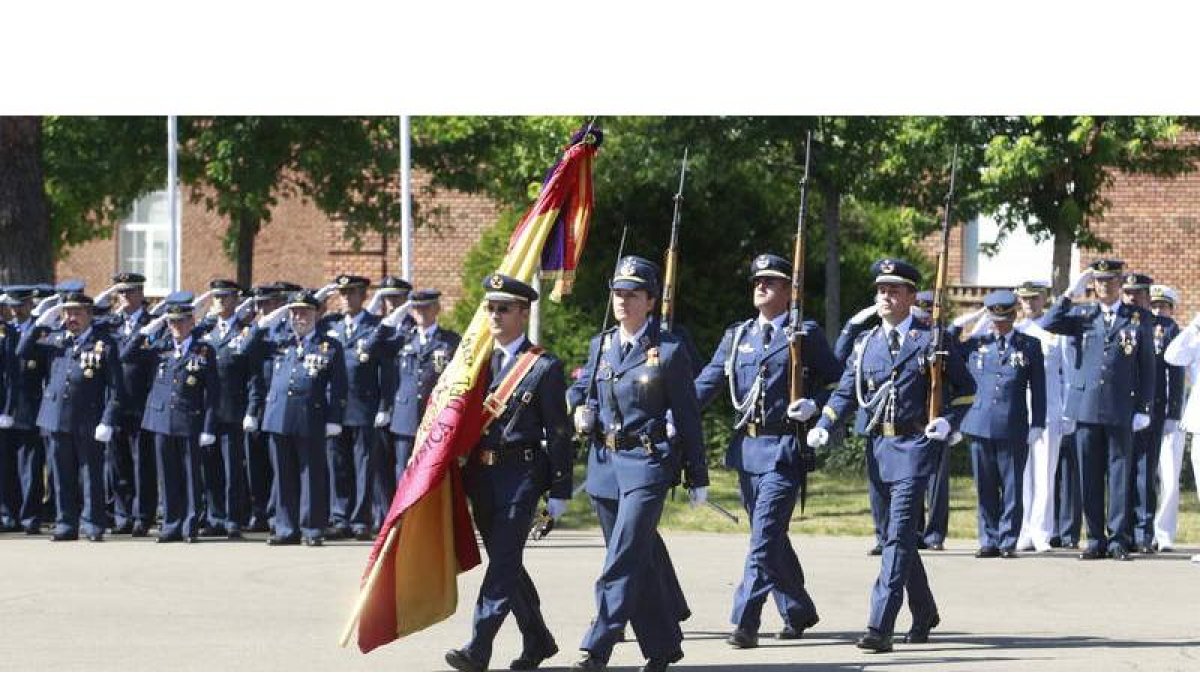 La nueva promoción de sargentos que recibieron sus despachos en la Base Aérea de La Virgen.
