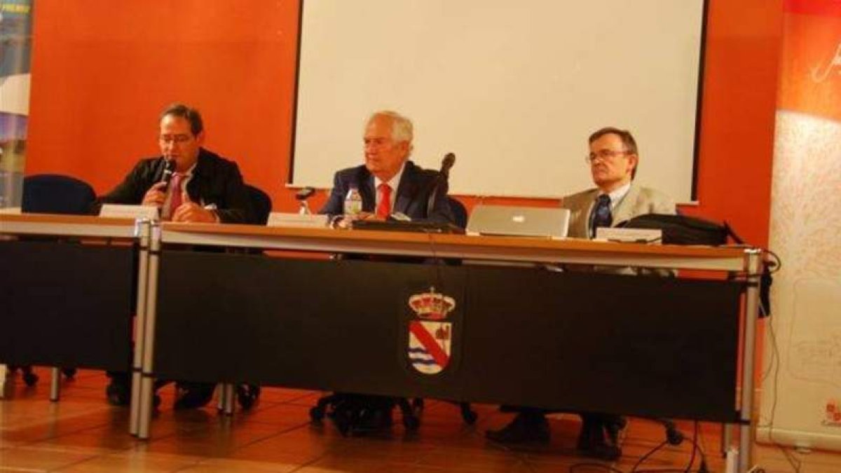 El delegado de la Junta, en el centro, abrió la jornada.