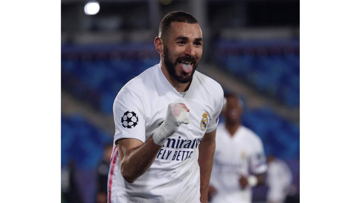 Benzema envió a la red dos centros de Lucas Vázquez y Rodrygo en la primera parte. JUANJO MARTÍN