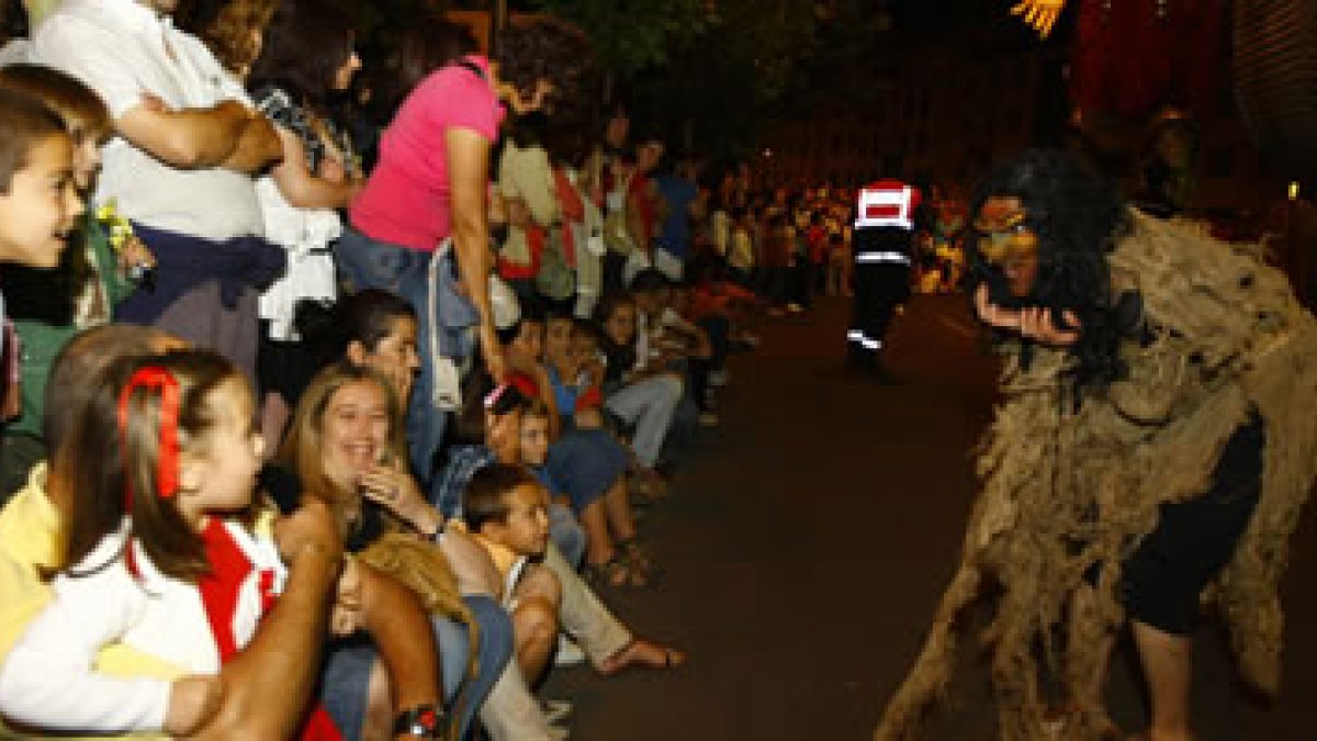 Setenta y tres actores convirtieron las céntricas calles de León en un torrente de fantasía.