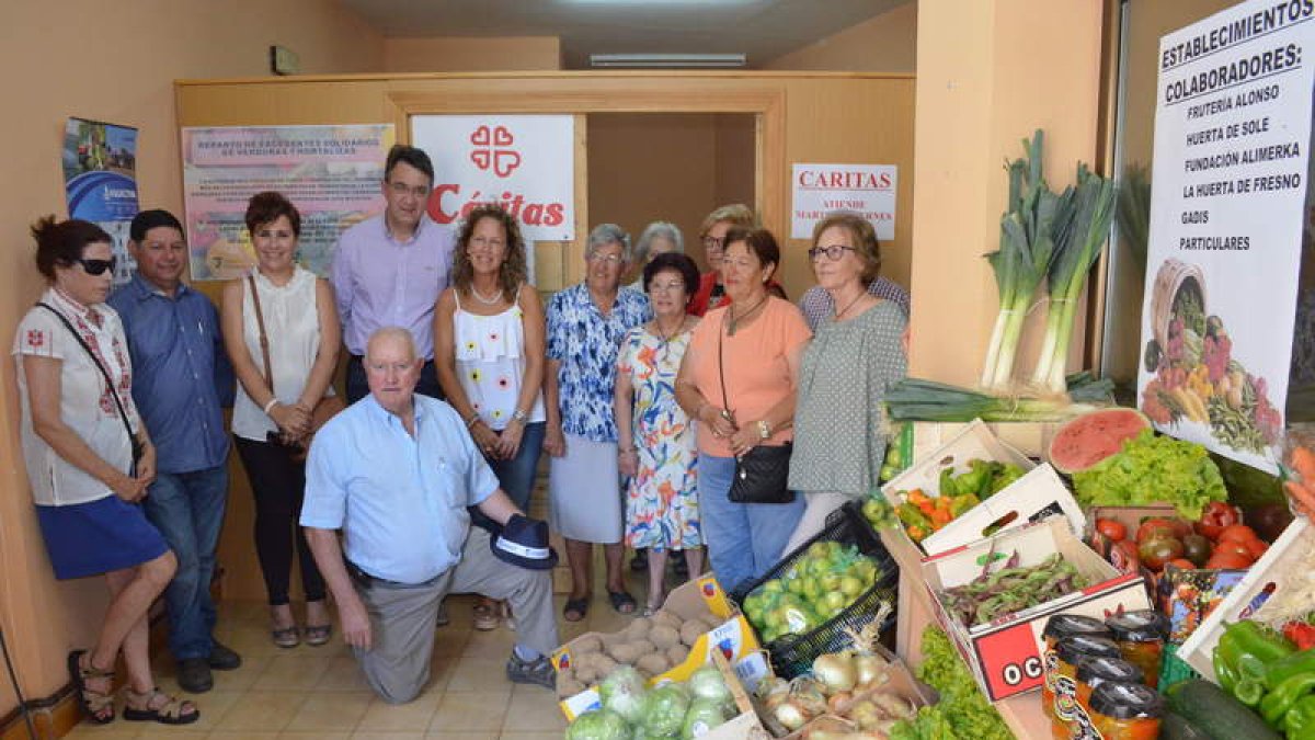 Representantes del Ayuntamiento y asociaciones, ayer en el inicio de la campaña. MEDINA