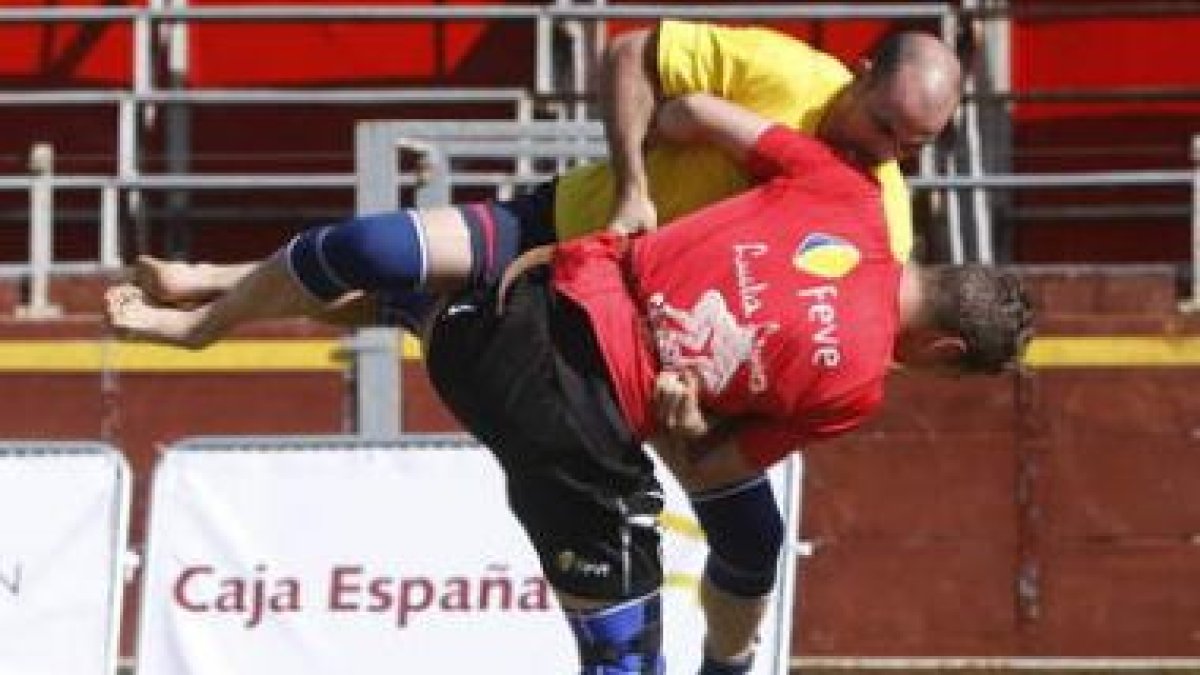 Varios luchadores descansan a la espera de su oportunidad .