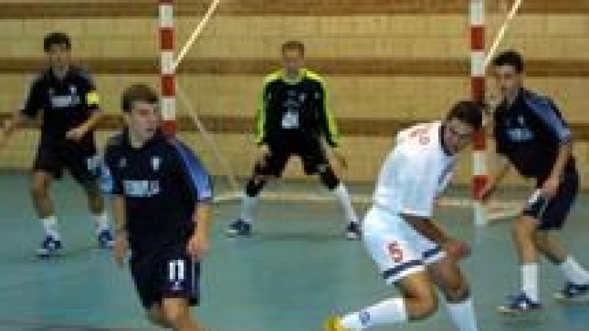 Manolo, en el centro, igualaría la contienda para el equipo leonés ante la escuadra coruñesa