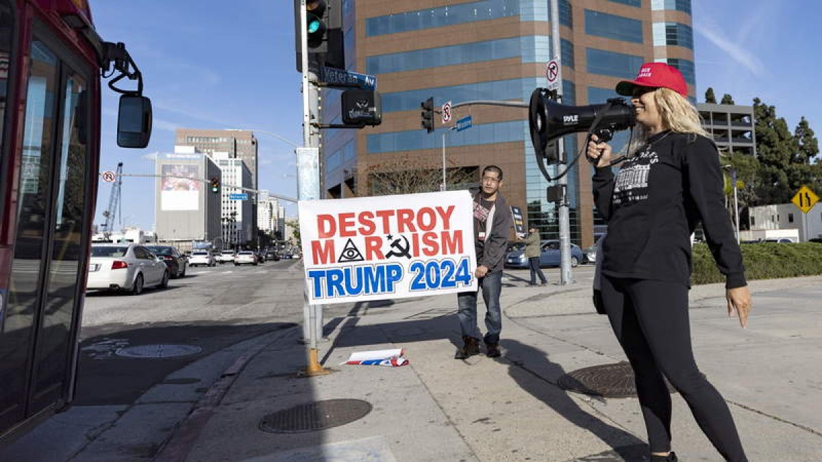 Una de las defensoras de Trump se manifiesta contra el marxismo. ETIENNE LAURENT