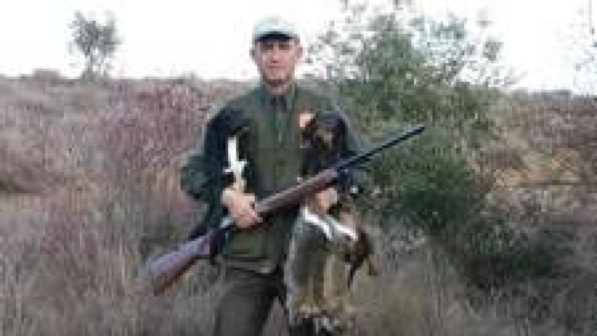 Pedro Cabezas, de Laguna de Negrillos, con sus perros y las piezas abatidas durante una cacería