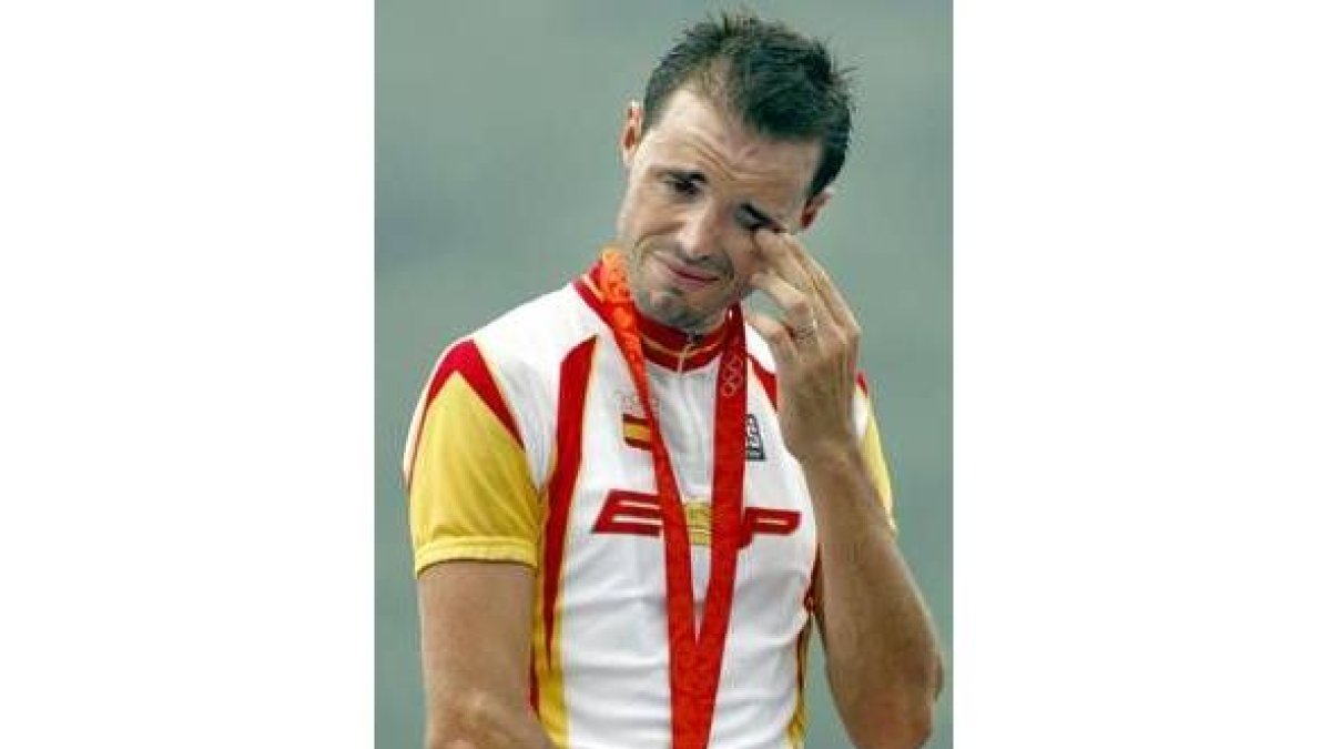 Samuel Sánchez llora en el podio tras proclamarse campeón olímpico