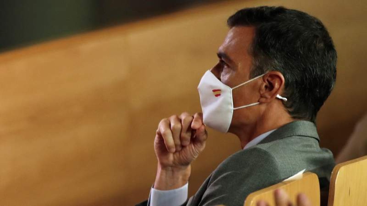 Sánchez, durante el acto celebrado en las instalaciones del Servicio de Vacunación Centralizado de Guadalajara. JAVIER LIZÓN