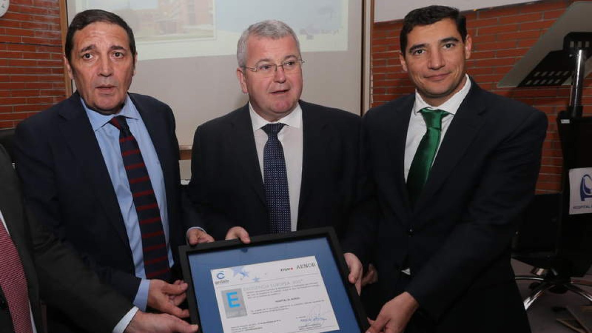 Antonio María Sáez, el gerente del Hospital, Alfonso Rodríguez Hevia y el director de Aenor en Castilla y León, Javier Muñoz