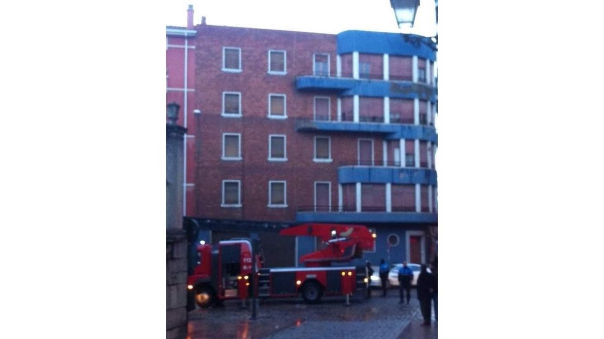 El edificio vallado el 16 de enero y protegido de nuevo ayer.