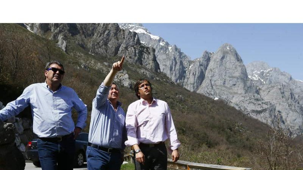 El alcalde de Posada, Tomás Alonso, señala un paraje a Emilio Orejas, en presencia del diputado Francisco García