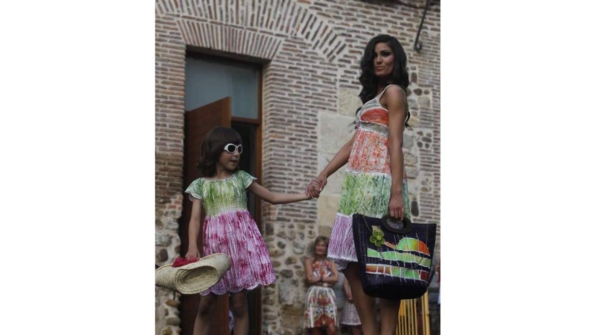 Las modelos muestran las últimas propuestas de los diseñadores leoneses.