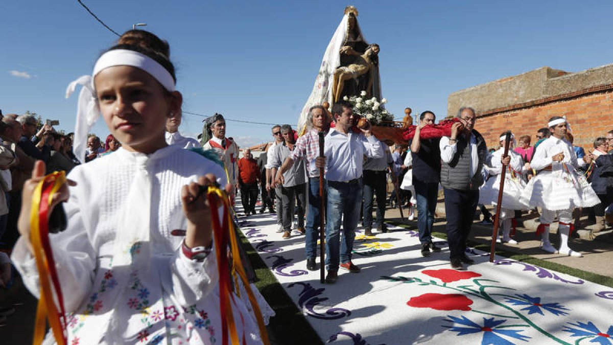 Los danzantes flanquean a la Virgen al pasar por la alfombra floral. JESÚS F. SALVADORES