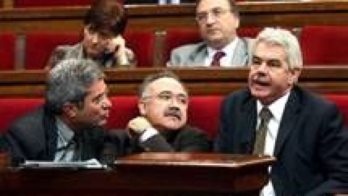 Maragall, Lluís Carod-Rovira y Joan Saura durante el primer pleno del Parlament en esta legislatura