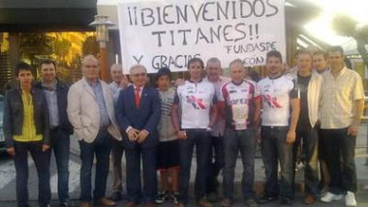 Los leoneses de la Titán, con Manceñido, presidente de Fundaspe.