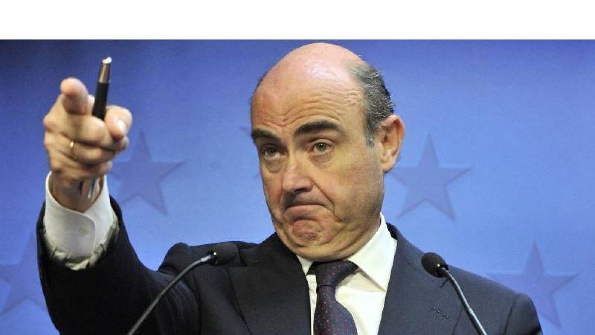 El ministro de Economía, Luis de Guindos, tras la reunión del Ecofin en Bruselas, ayer.