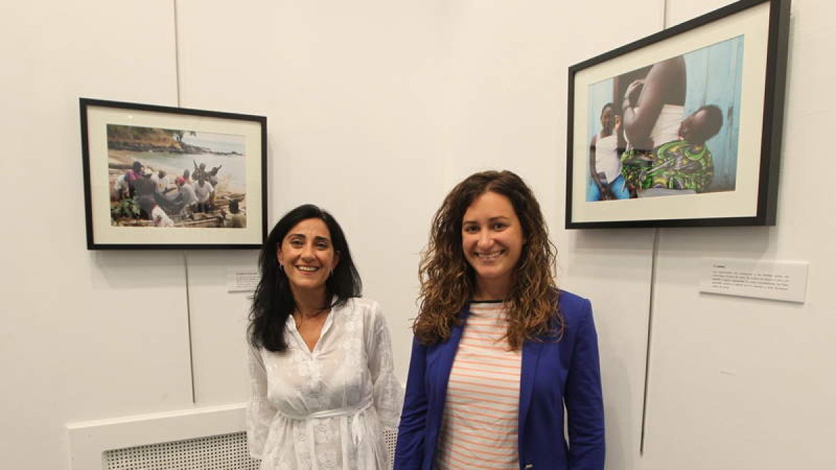 Carmen Álvarez e Isabel Rodríguez, ayer durante la presentación de la exposición.