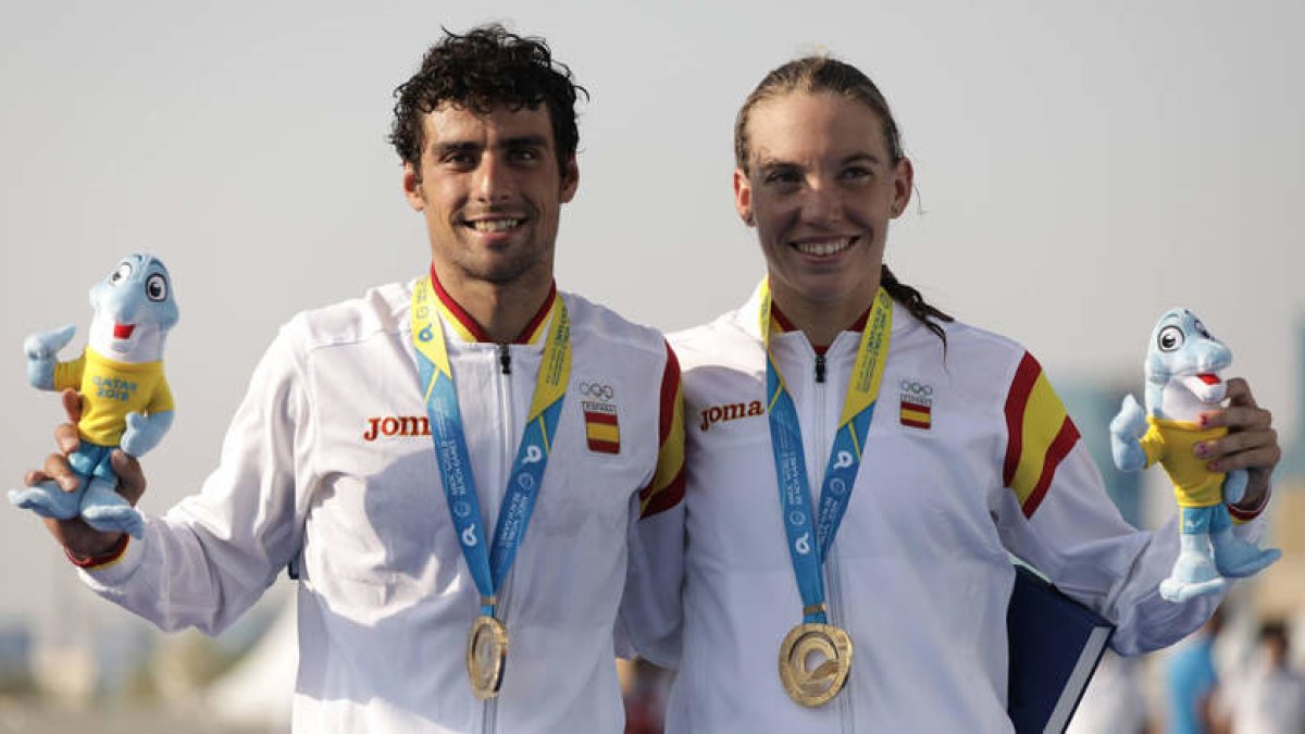 Kevin Viñuela junto a Xisca Tous en lo alto del podio con la medalla de oro lograda en la prueba de relevos mixto en acuatlón de los Juegos Mundiales. KONSTANTINOS TSAKALIDIS