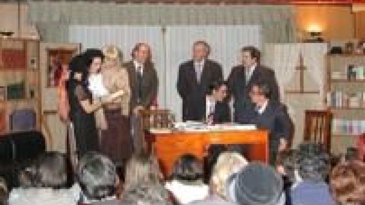 Los actores aficionados del grupo de teatro durante la actuación en Riaño