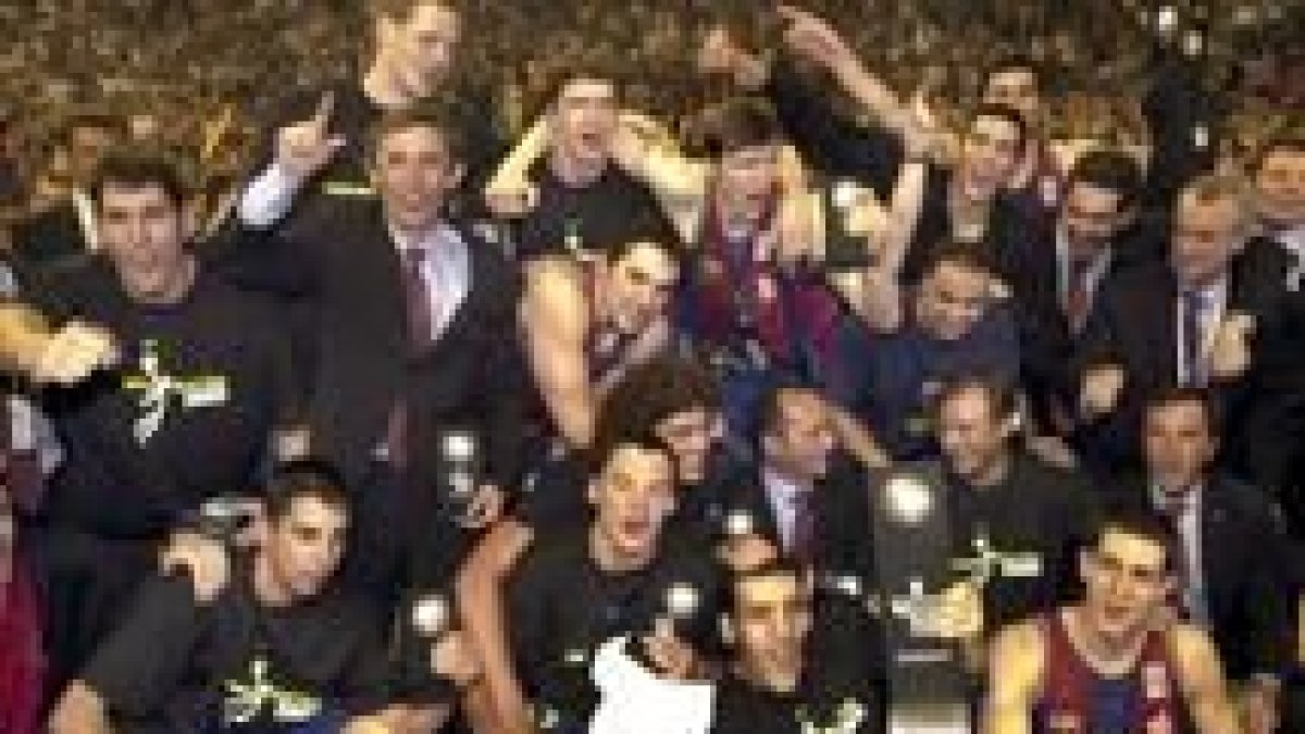 Los jugadores del Barça celebran la obtención del título en el Palau Sant Jordi