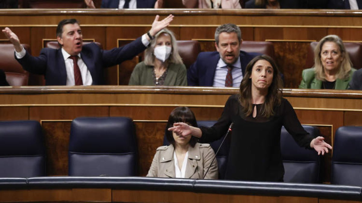 Los diputados de la bancada del PP protestan durante la intervención de la ministra de Igualdad, Irene Montero, ayer. J.C. HIDALGO