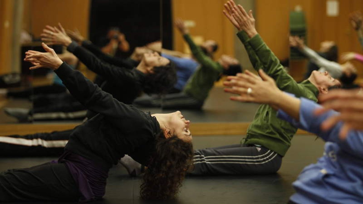 Una clase de danza contemporánea en el Aula de Artes del Cuerpo de la Universidad de León.